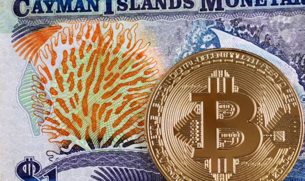 Cayman Islands: Regierung präsentiert neue FinTech-Gesetze Nahaufnahme einer Banknote der Cayman Islands mit Gold-Bitcoin