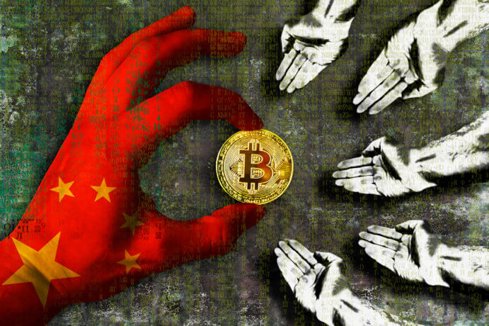 Hand mit chinesischer Flagge reicht den Armen einen Bitcoin