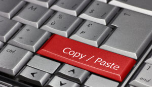 computer-tastatur-mit-einer-roten-copy-paste-taste