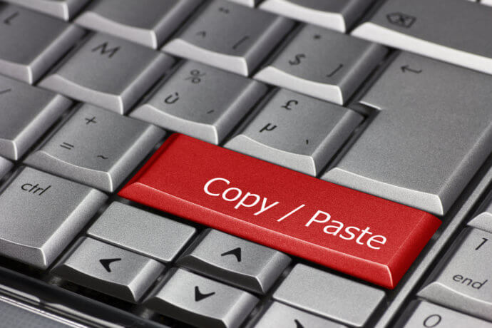 computer-tastatur-mit-einer-roten-copy-paste-taste