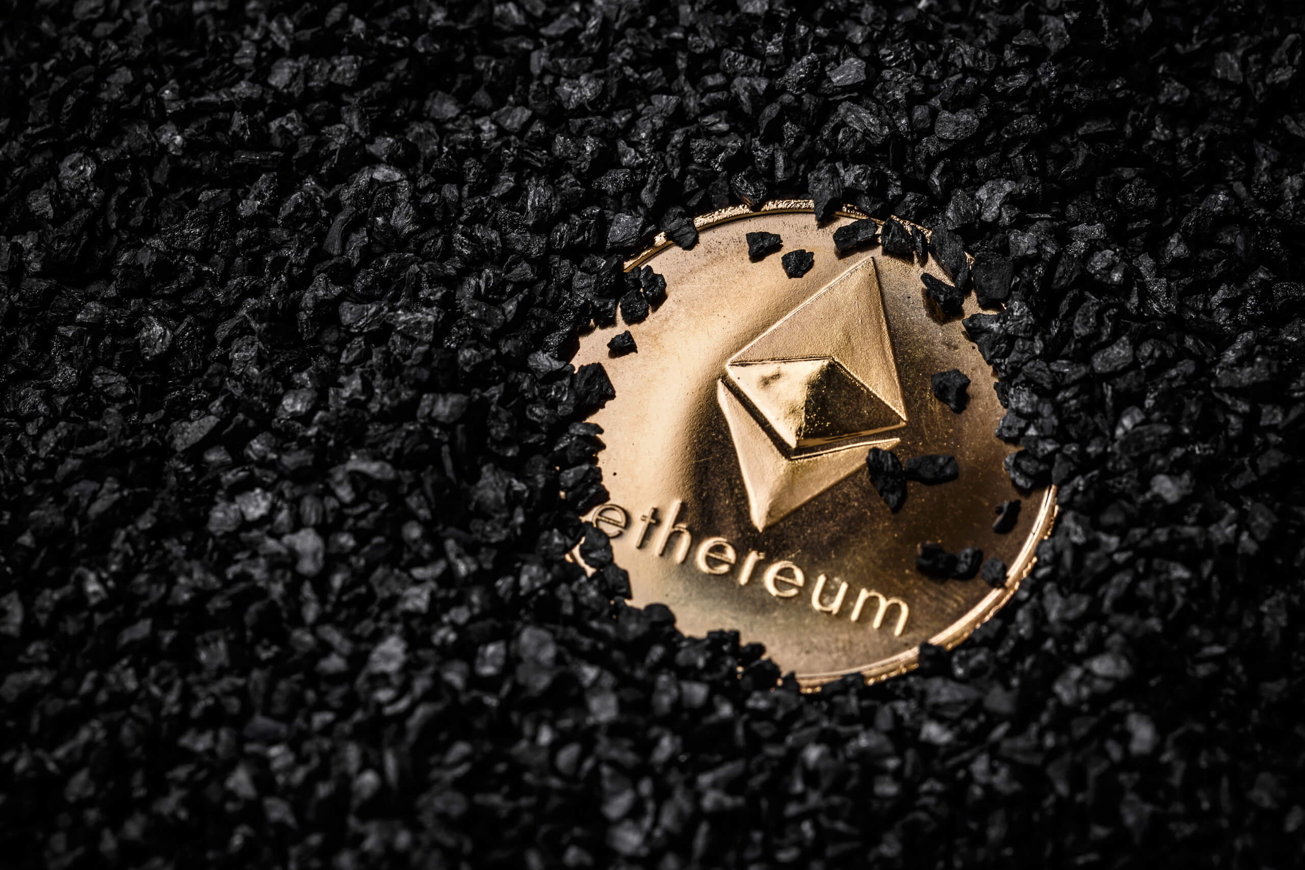 unter steinen vergrabene ethereum-münze