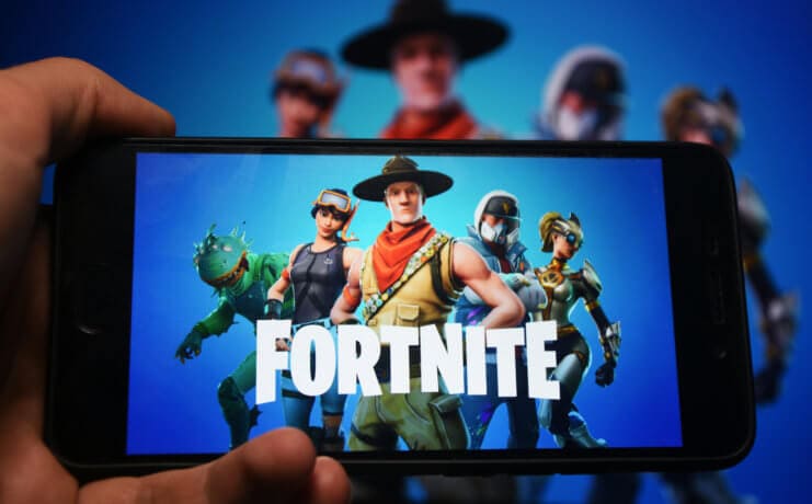 fortnite auf einem smartphone display