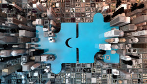 zwei blaue puzzleteile inmitten einer darstellung einer stadt mit hochhäusern
