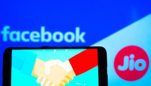 smartphone-vor-einem-banner-mit-dem-facebook-und-jio-schriftzug
