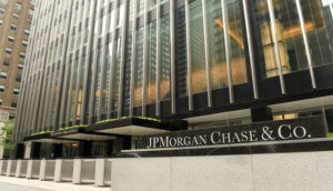 das gebäude der jpmorgan chase bank, die jetzt kunden aus bitcoin-kreisen akzeptiert