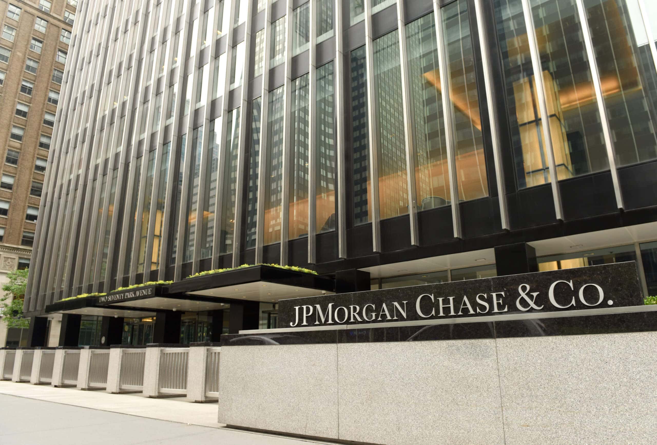 das gebäude der jpmorgan chase bank, die jetzt kunden aus bitcoin-kreisen akzeptiert