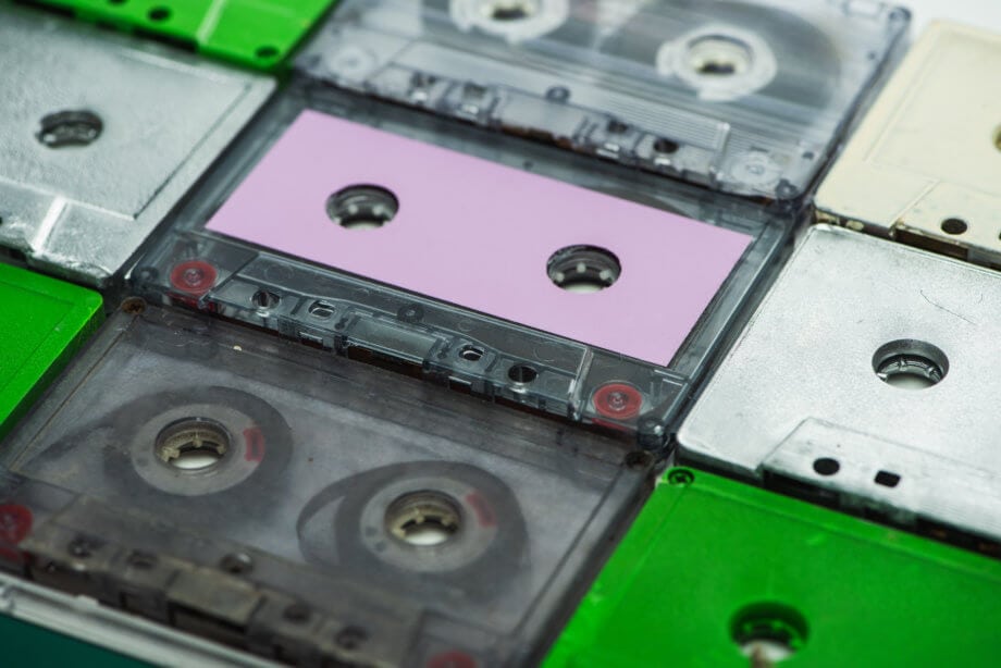 Grammy-Gewinner DJ RAC bringt Tape als Token auf Ethereum-Plattform kassetten liegen nebeneinander
