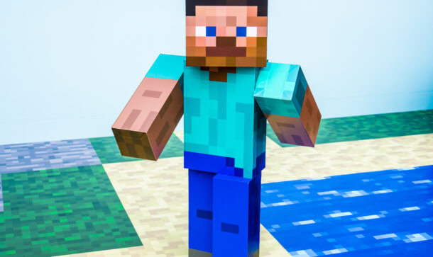 Eine Figur im Minecraft-Stil die an einem Stück Wasser vorbeiläuft