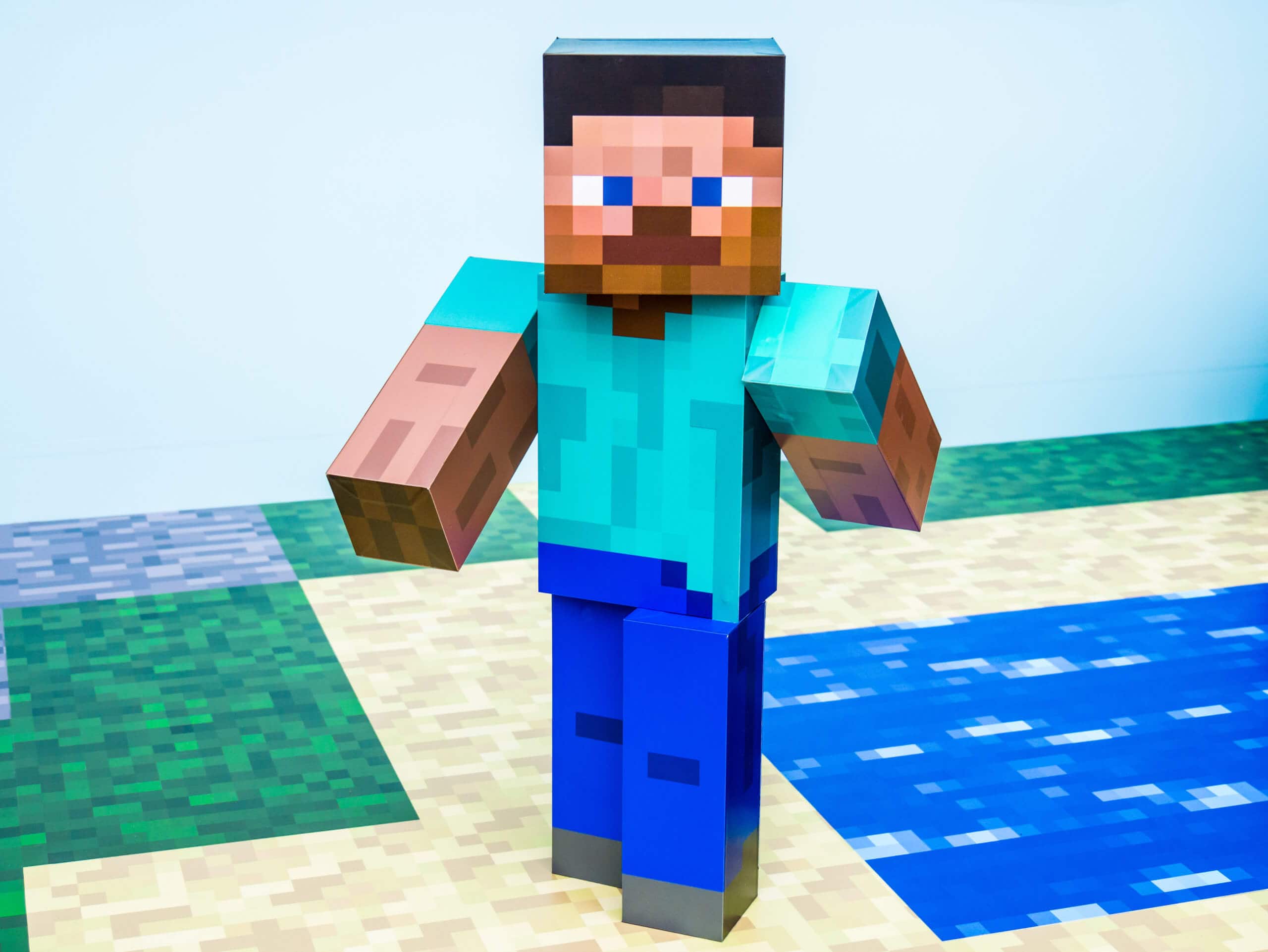 Eine Figur im Minecraft-Stil die an einem Stück Wasser vorbeiläuft