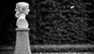 Janus-Büste in Schwarz-Weiß