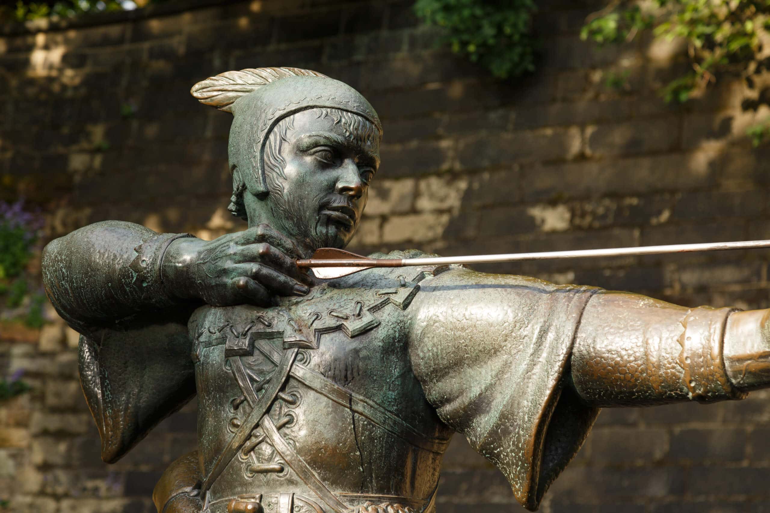 statue von robin hood vor einer wand