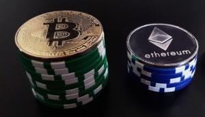 Zwei Stapel mit Pokerchips, links von Bitcoin, rechts von Ethereum-Münze gekrönt