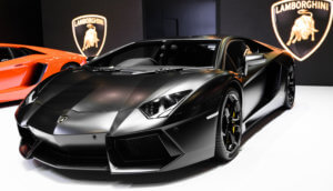 Schwarzer Lamborghini steht in einer Ausstellungshalle