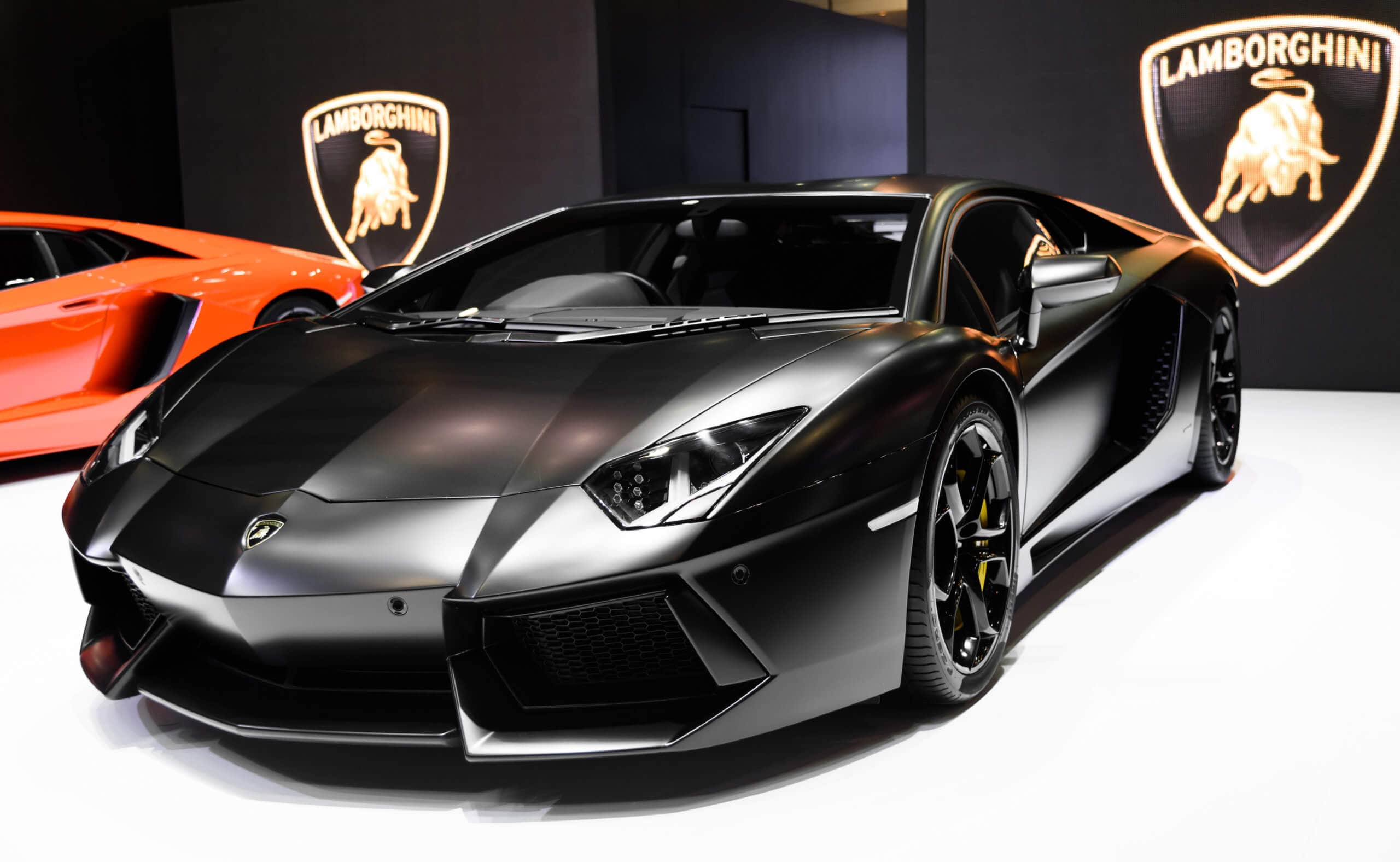 Schwarzer Lamborghini steht in einer Ausstellungshalle