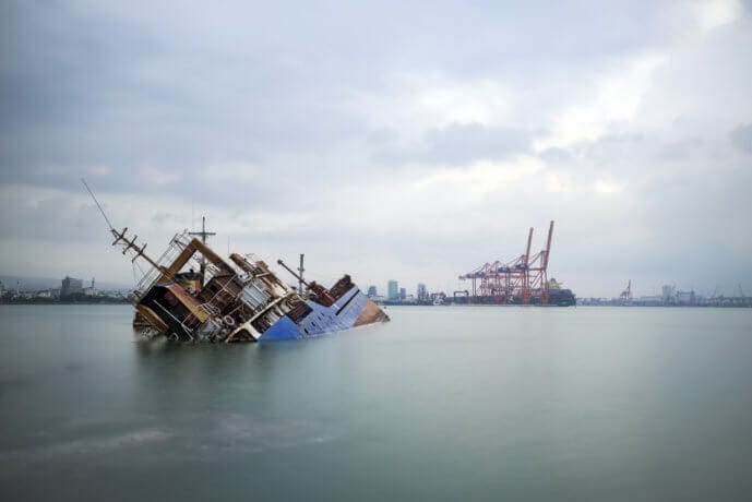 ein schiff, das im meer versinkt als symbol für bitcoin als unsicherer hafen