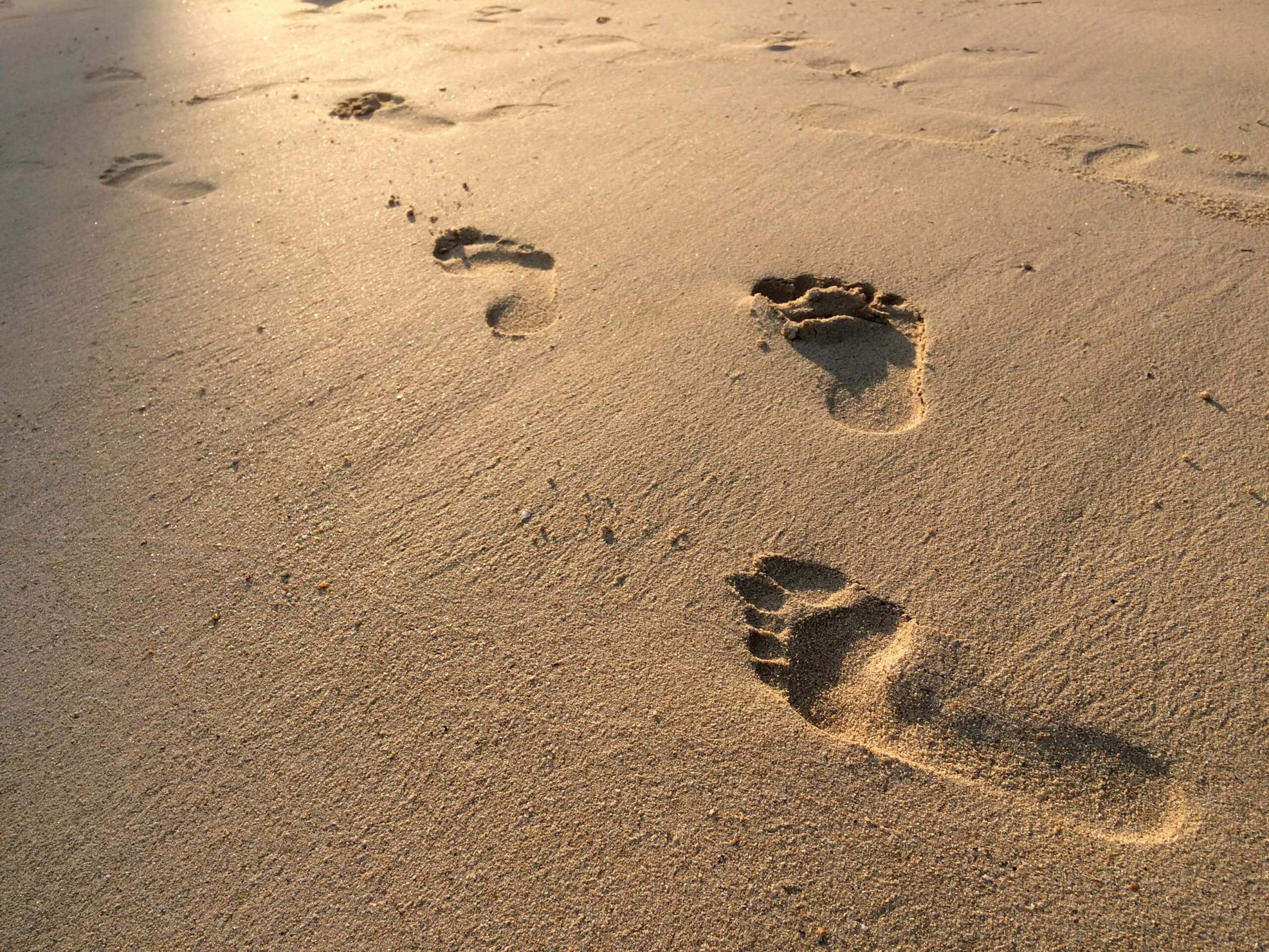 fuß-spuren-im-sand