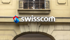 swisscom logo vor gebäude