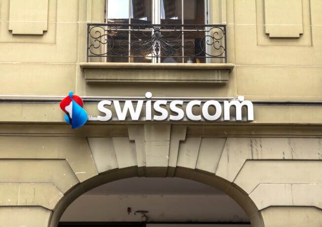 swisscom logo vor gebäude