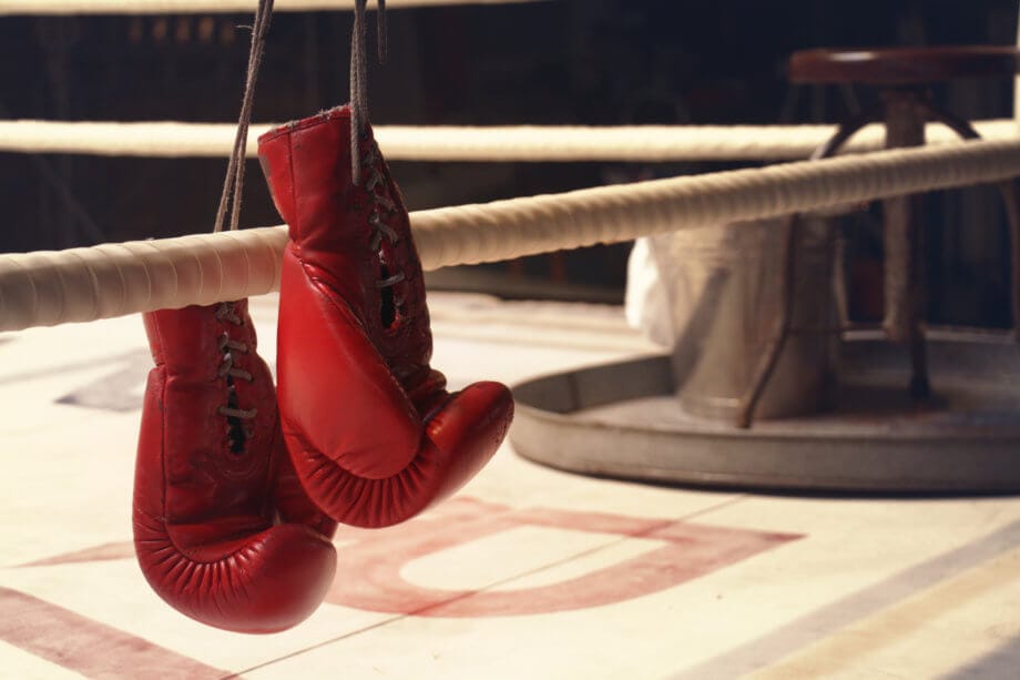 Aus für TON: Telegram verabschiedet seine Blockchain-Pläne Ein Paar Boxhandschuhe hängt auf den Seilen eines Boxrings