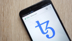 Das Logo von Tezos auf einem Smartphone abgebildet