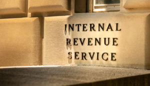 Internal Revenue Service IRS Aufschrift auf einem Backstein der US-Steuerbehörde