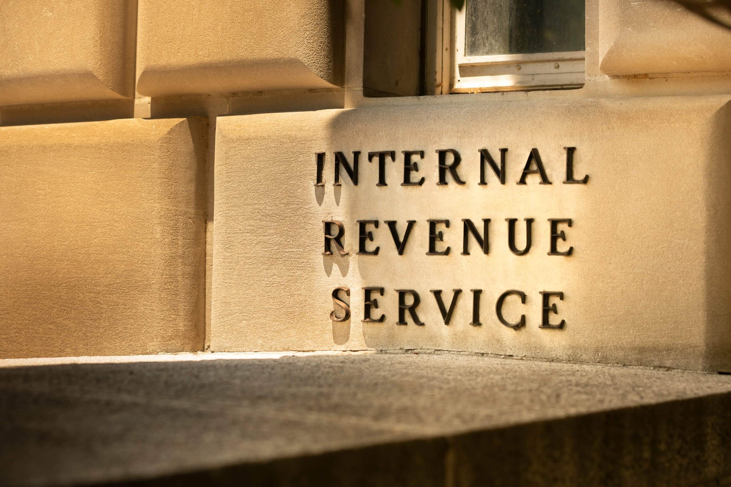 Internal Revenue Service IRS Aufschrift auf einem Backstein der US-Steuerbehörde