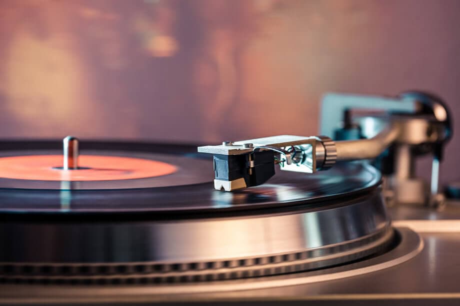 Tokenisierung: Musikdienst eMusic startet Token-Programm für Künstler eine schallplatte auf einem schallplattenspieler