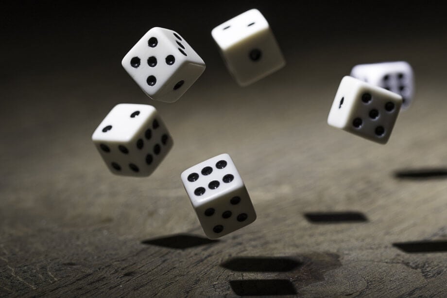 Mining: Neuer Player kontrolliert nun 6 Prozent der Bitcoin Hash Rate würfel-fallen-auf-einen-boden
