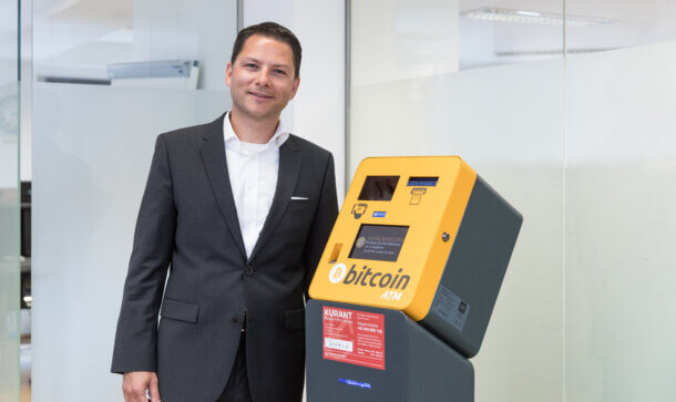 Der Geschäftsführer der Kurant steht an einem Bitcoin-Automaten