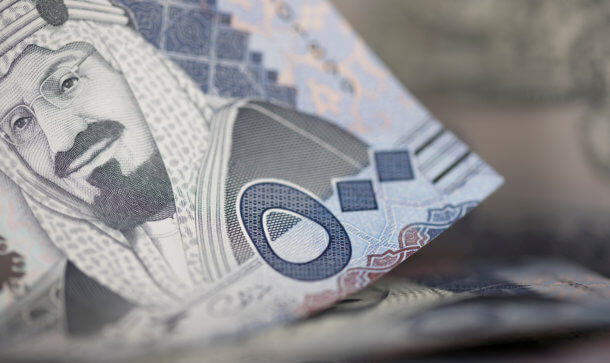 Saudische Zentralbank verteilt Corona-Hilfen über Blockchain-Technologie Nahaufnahme einer 500-Riyal-Banknote
