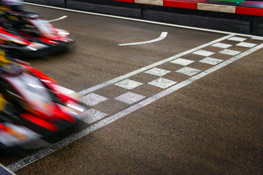 Bloomberg-Bericht: Kommt bald das Tether-Ether-Flippening? Autorennen bei dem ein Rennwagen vor dem anderen über die Ziellinie fährt.