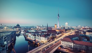 eine ansicht von berlin mit dem alexanderplatz im hintergrund und dem fernsehturm