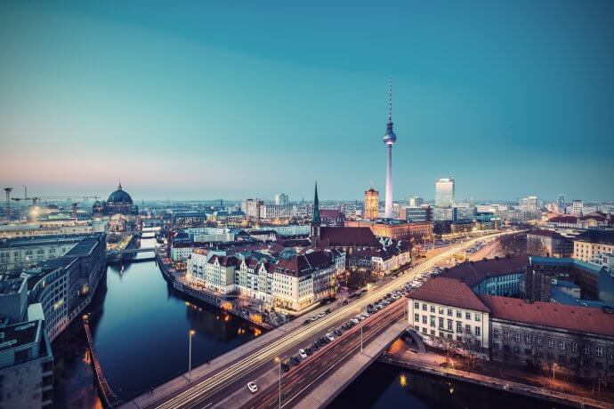 eine ansicht von berlin mit dem alexanderplatz im hintergrund und dem fernsehturm