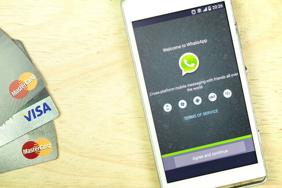 Libra Light?: Libra light? Facebook ermöglicht das Bezahlen mit WhatsApp Kredikarten neben Smartphone mit Whatsapp auf dem Display