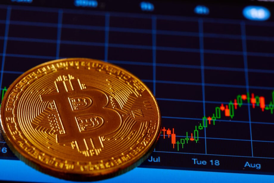 Ungleichgewicht im Futures-Handel drückt den Bitcoin-Kurs (BTC) bitcoin-münze-liegt-vor-einer-chart