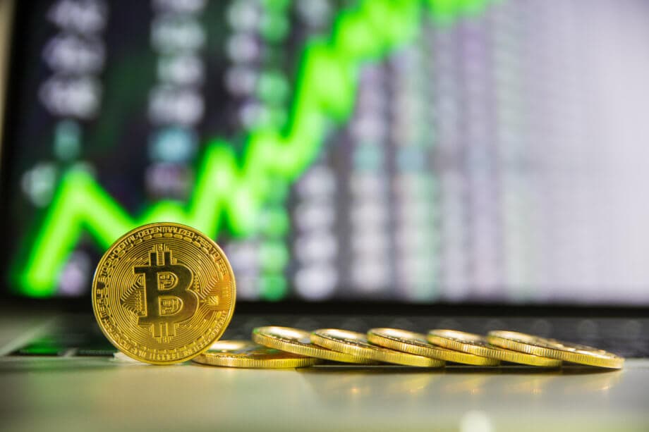 Bitcoin-Kurs (BTC) vor Ausbruch? Investoren kaufen den Markt leer bitcoin-münze-steht-neben-liegenden-bitcoin-münzen-vor-einer-chart-mit-grünem-pfeil-nach-oben