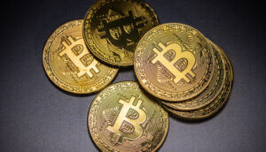 einige bitcoin münzen auf einem grauen untergrund