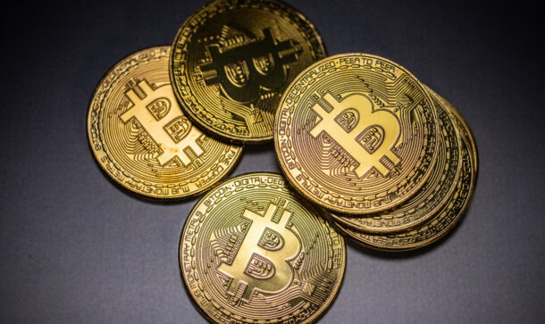 Neue Studie: Professionelle Bitcoin-Trader halten die Füße still einige bitcoin münzen auf einem grauen untergrund