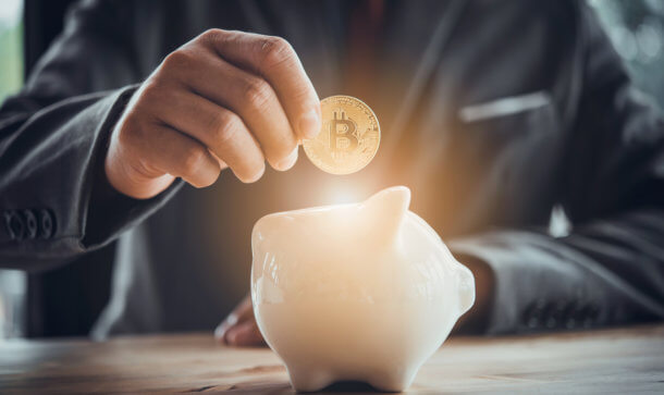 5 Millionen US-Dollar für Bitcoin-Bank-Anwärterin (BTC) bitcoin-münze die jemand in ein sparschwein wirft das leuchtet