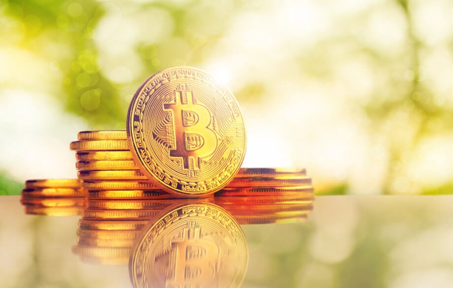 Bitcoin-Dominanz sinkt, Altcoins mit bullishen Tendenzen – Marktanalyse bitcoin-münze auf hellem hintergrund