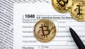 bitcoin-münzen auf einer steuererklärung