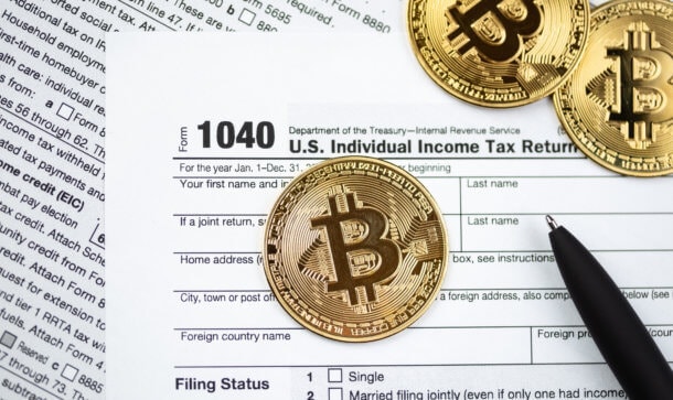 bitcoin-münzen auf einer steuererklärung