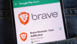 Smartphone in Gesäßtasche mit Brave Browser auf dem Display