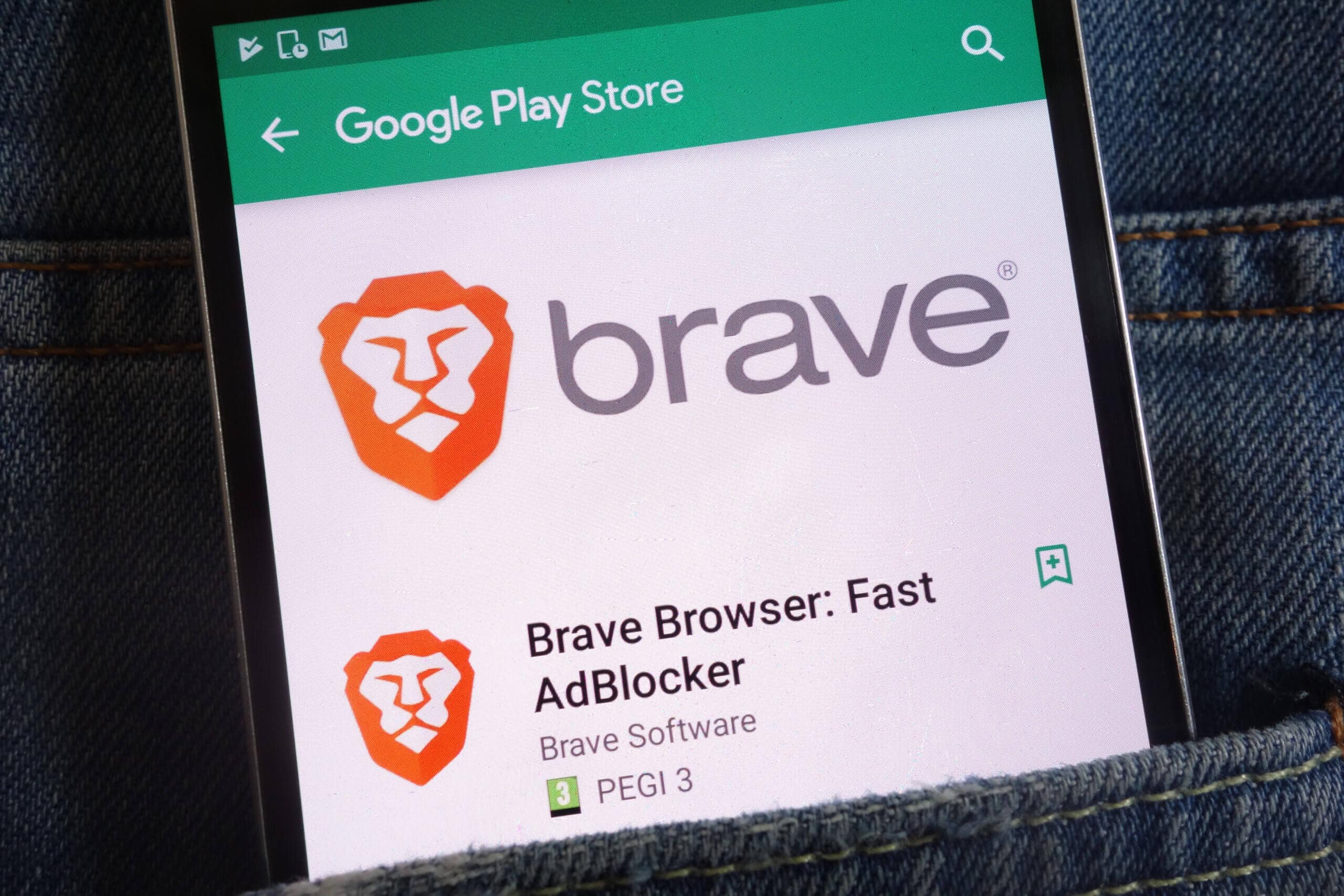 Smartphone in Gesäßtasche mit Brave Browser auf dem Display