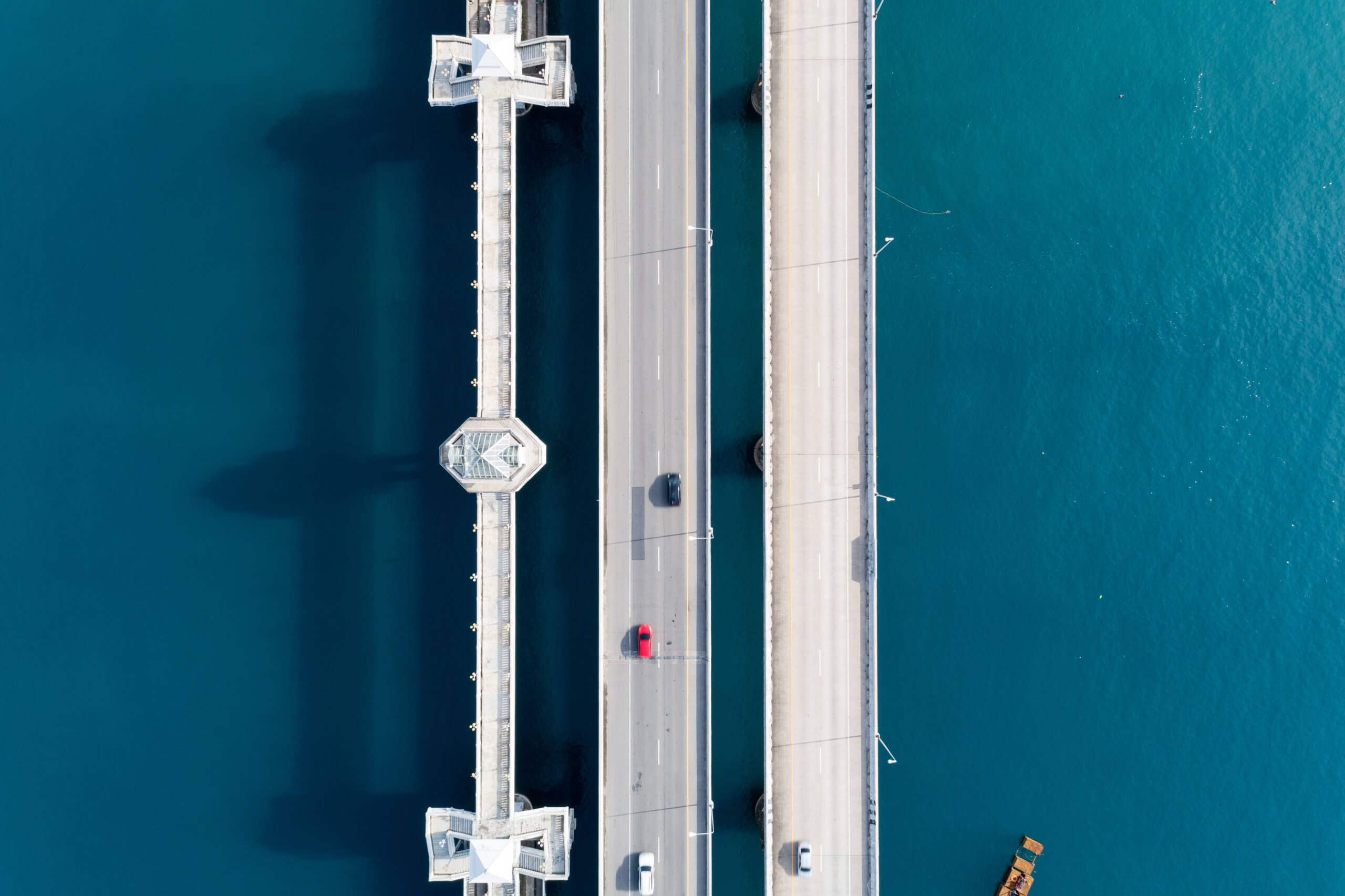 autos-fahren-auf-einer-brücke