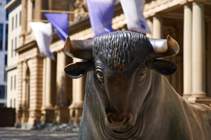 Nahaufnahme der Bullenstatue vor der Frankfurter Börse