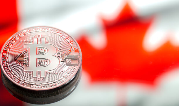Bitcoin-Münze auf kanadischer Flagge