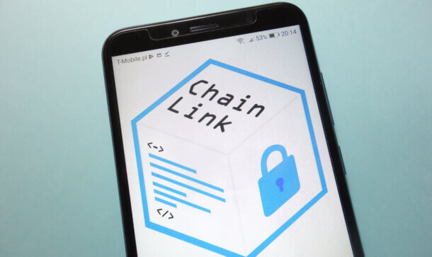 WEF listet Chainlink unter den Top-100 Tech-Pionieren – LINK-Kurs steigt Chainlink-Schriftzug auf Smartphone-Display