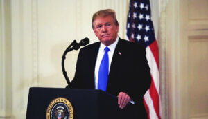 der us-präsident und bitcoin-gegner donald trump zieht bei einer pressekonferenz die mundwinkel nach unten