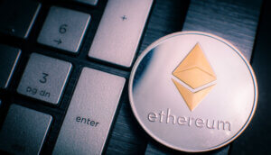 Ethereum-Münze neben Nummernblock in Nahaufnahme
